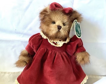 Bearington Bears-Mary, 23 cm de haut - Robe en velours bordeaux avec col et ourlet au crochet