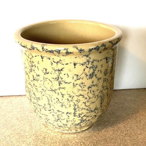 RRP Co Roseville OH USA #700-1. Blue Spongeware Crock