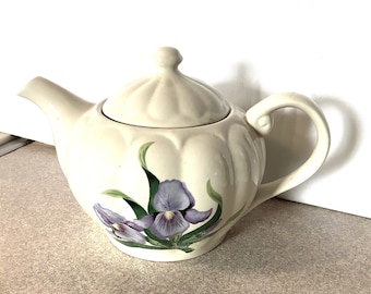 Weiße Vintage-Teekanne aus den 1970er Jahren mit lila Iris an den Seiten