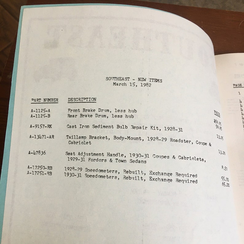 K&ouml;nnte beinhalten: Ein schwarz-wei&szlig;es Dokument mit einer Liste von Teilen und Beschreibungen f&uuml;r ein Auto. Das Dokument tr&auml;gt den Titel "S&uuml;dost - Neue Artikel" und das Datum ist der 15. M&auml;rz 1982. Die Liste enth&auml;lt Teile wie eine vordere Bremstrommel, eine hintere Bremstrommel, ein Reparaturset f&uuml;r eine Sedimentbirne aus Gusseisen, eine R&uuml;cklichthalterung, einen Sitzverstellhebel und Tachometer.