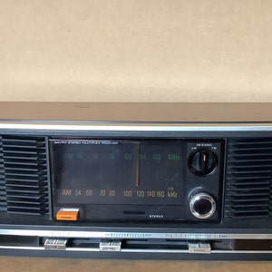 Receptor multiplex estéreo AM/FM Lloyd’s antiguo modelo H677G-215A en funcionamiento