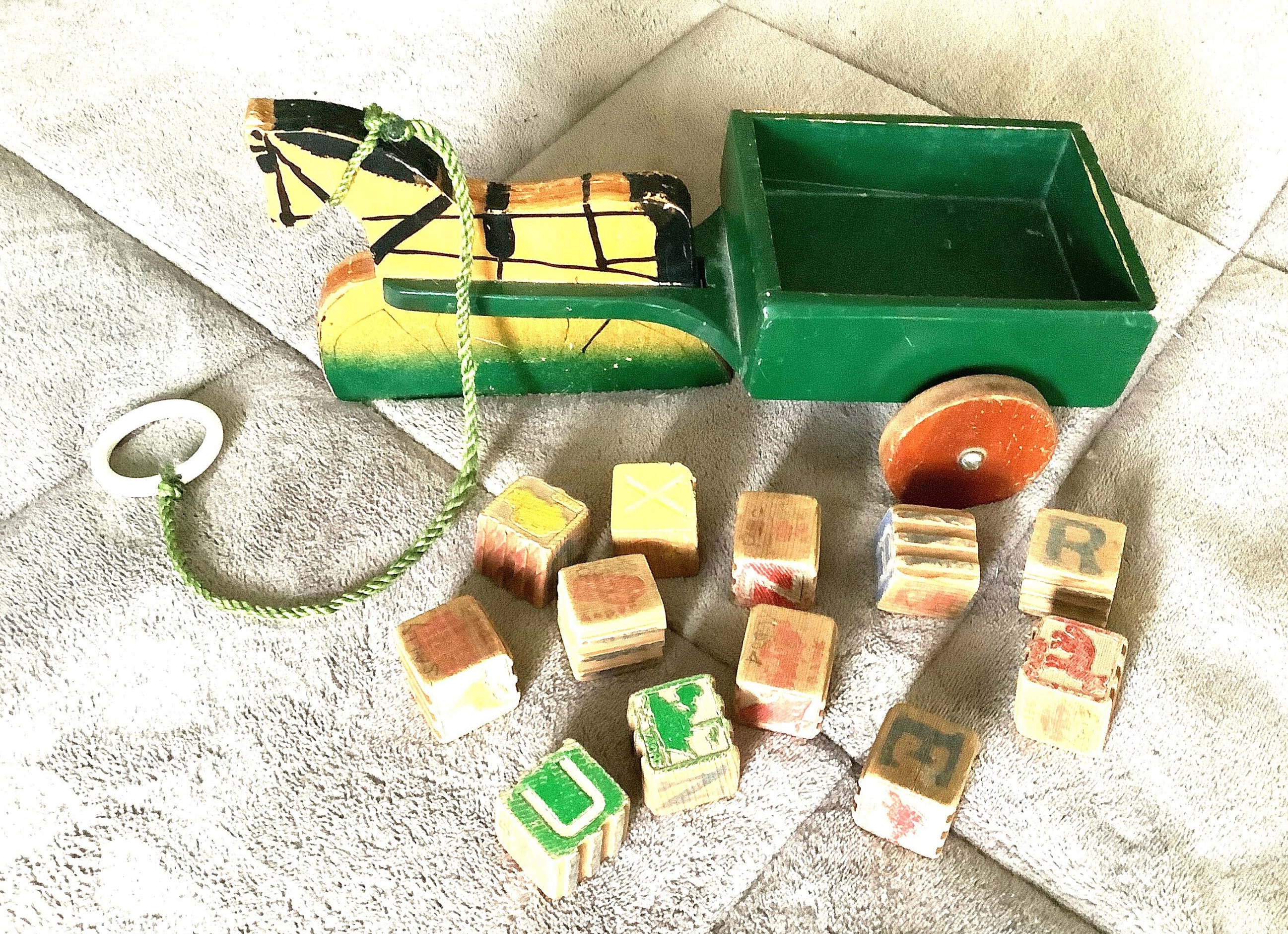 jouets d'enfant anciens, piano et charette