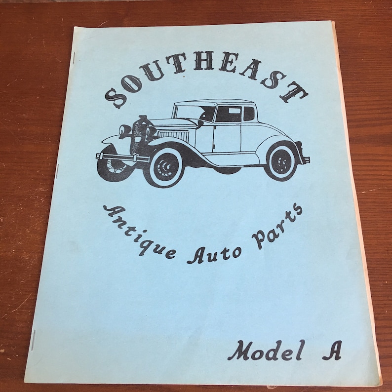 K&ouml;nnte beinhalten: Eine blaue und wei&szlig;e Brosch&uuml;re mit dem Text "Southeast Antique Auto Parts Model A" und einer Schwarzwei&szlig;illustration eines Ford Model A.