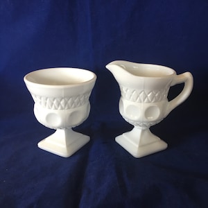 Vintage Kings Crown Milchglas Offen Sahne und Zucker Set. Weißer Sockel Fingerabdruck Milchkännchen und Zuckerdose
