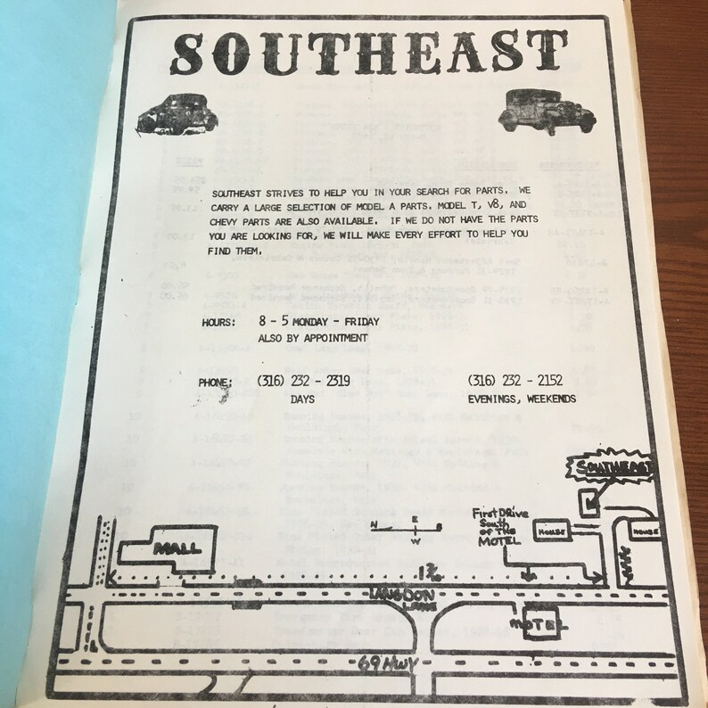 K&ouml;nnte beinhalten: Eine Schwarzwei&szlig;karte mit einer wei&szlig;en Umrandung eines Einkaufszentrums, eines Motels und einer Stra&szlig;e mit der Aufschrift "69 Hwy". Die Karte enth&auml;lt auch den Text "Southeast" und Telefonnummern f&uuml;r Tage und Abende.