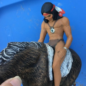 Vintage Keramik Indianer auf Pferdefigur mit Federschwanz und Mähne