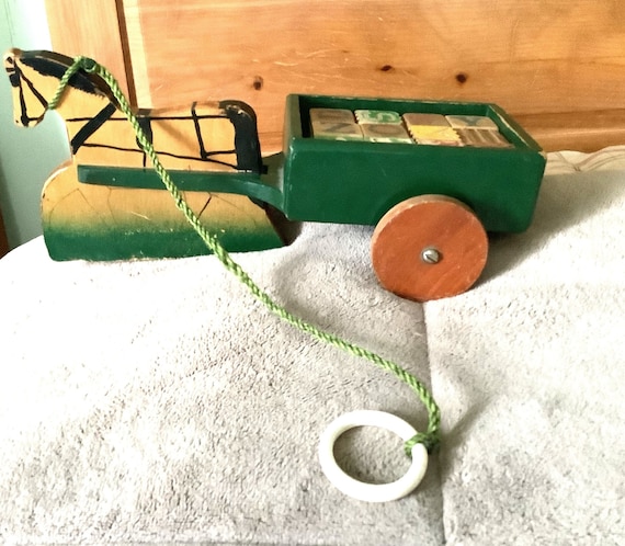 Jouet à tirer de charrette tirée par un cheval en bois
