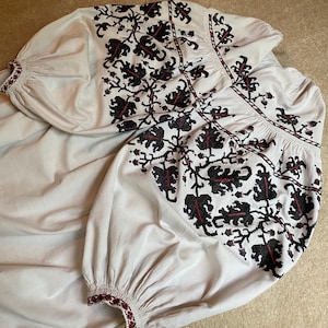 Ukrainian vintage dress sorochka vyshyvanka etno hand embroidered cotton cross stitch acorn oak ウクライナ刺繍 black red embroidery