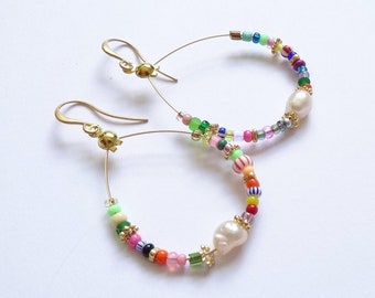 Boucles d'oreilles en perles colorées avec de vraies perles d'eau douce et perles de verre rocaille colorées, faites à la main dans un style bohème, bijoux de bonne humeur