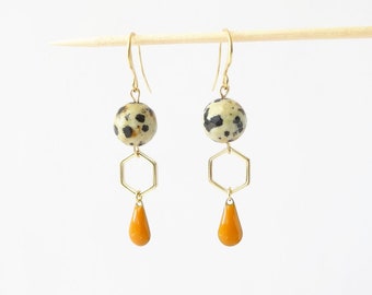 Boucles d'oreilles uniques, jaspe dalmatien facetté, petits hexagones dorées, goutte émail ochre, business look, géométrique et minimaliste