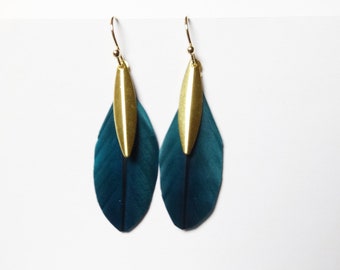 Pendientes en color terciopelo azul intenso/petróleo con plumas reales, en un look boho chic minimalista, ligeros como una pluma y únicos