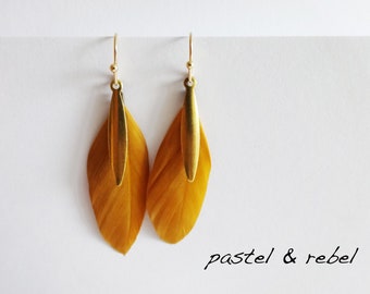 Boucles minimalistes plumes soyeuses couleur ocre moutarde or nature boho bohème automne bijoux témoin marriage romantique sauvage cadeau