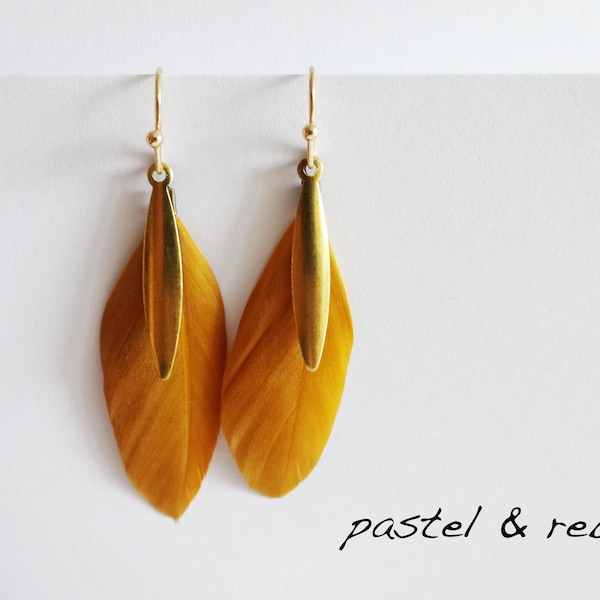 Boucles minimalistes plumes soyeuses couleur ocre moutarde or nature boho bohème automne bijoux témoin marriage romantique sauvage cadeau