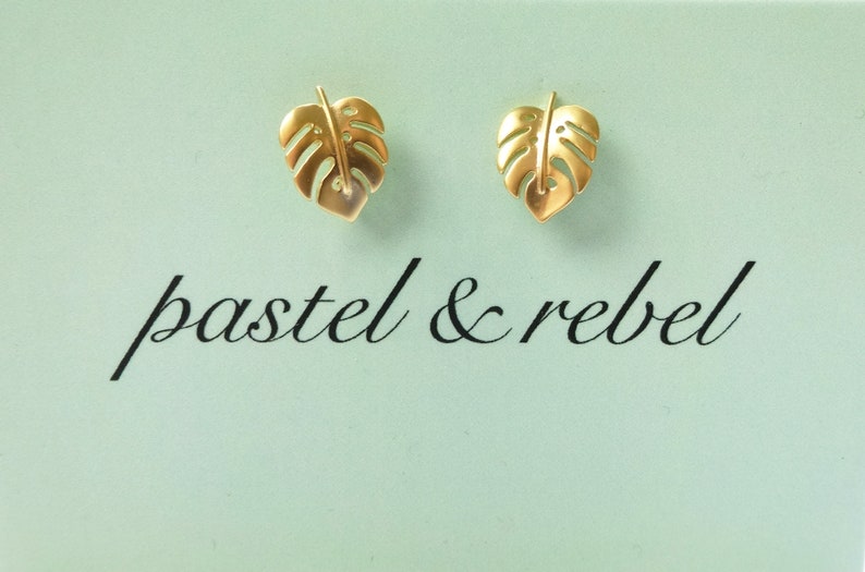 earrings matte gold platted mini Monstera leaves, tiny leaf, green house, urban jungle style, exotic image 1