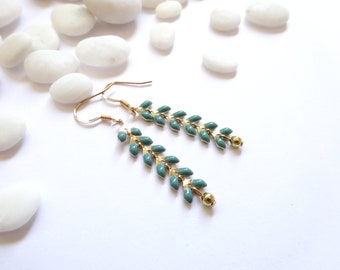 Boucles d'oreilles chevrons composées d'épis de maïs en émail de couleurs vieil or et vert sauge. Crochets d'oreilles en argent massif plaqué or, pièce unique faite maison.