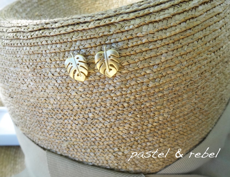 Ohrstecker Monstera, mini vergoldete Ohrringe mit echtem Silber Sterling Stab, matt gold gebürstet, minimalistisch, mini Blätter Bild 2