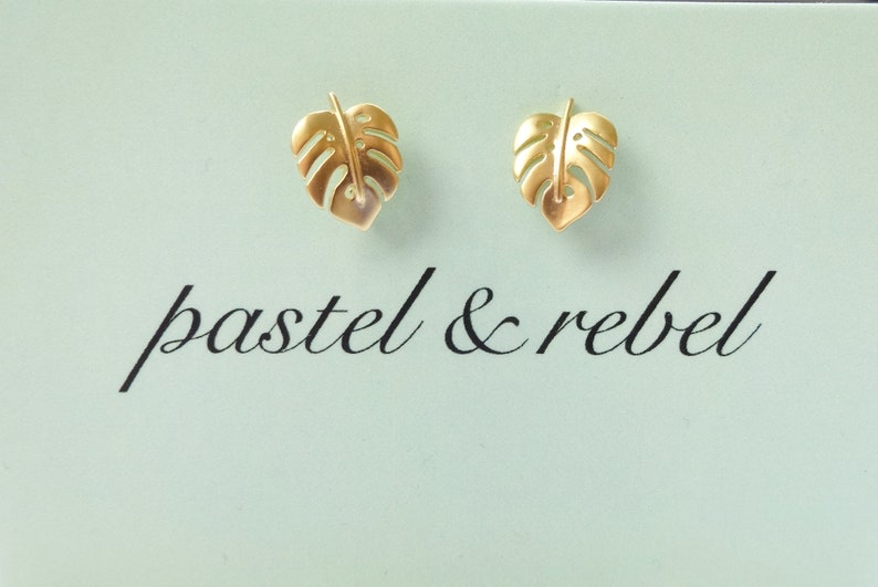 Ohrstecker Monstera, mini vergoldete Ohrringe mit echtem Silber Sterling Stab, matt gold gebürstet, minimalistisch, mini Blätter Bild 6