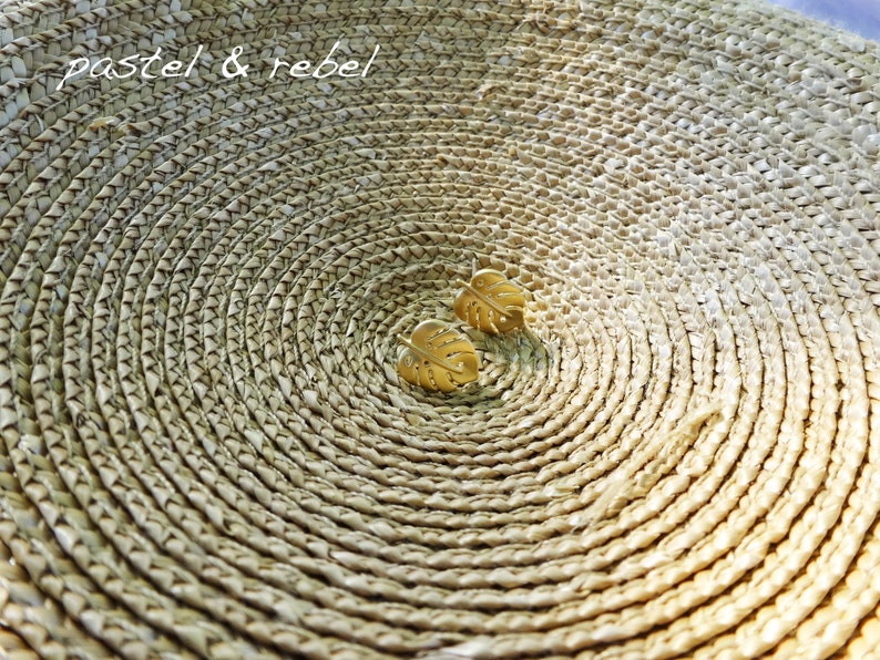 earrings matte gold platted mini Monstera leaves, tiny leaf, green house, urban jungle style, exotic image 4