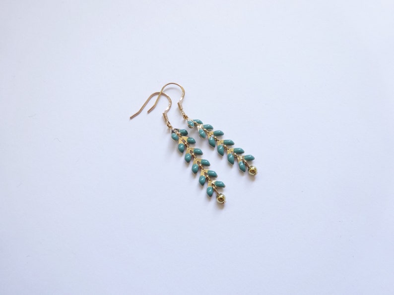 Boucles d'oreilles chevrons composées d'épis de maïs en émail de couleurs vieil or et vert sauge. Crochets d'oreilles en argent massif plaqué or, pièce unique faite maison. image 4