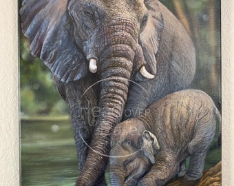 Può includere: Un dipinto che raffigura un'elefantessa e il suo piccolo in piedi in un ruscello poco profondo. L'elefantessa madre è più grande e ha una pelle grigia e rugosa. Il piccolo è più piccolo e ha una pelle grigia più chiara. Il dipinto è realizzato in uno stile realistico e cattura il legame tra la madre e il piccolo.