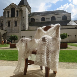 grande étole de mariage laine mohair produite et tricotée en Bourgogne, étole Thera La Fée Mohair sur mesure JG
