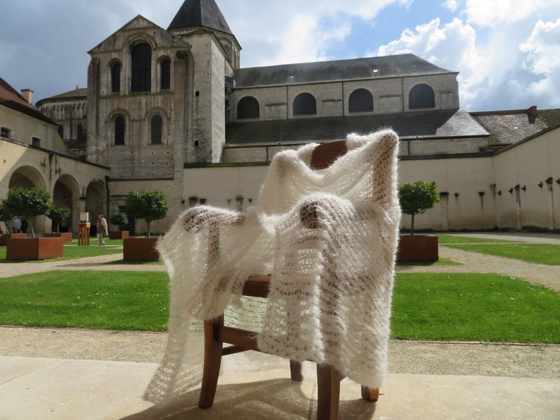 grande étole de mariage laine mohair produite et tricotée en Bourgogne, étole Thera La Fée Mohair image 2