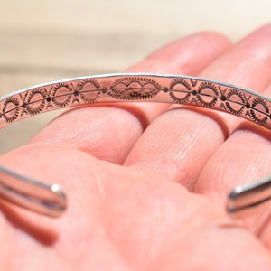 Brazalete con sello oculto Navajo en plata esterlina / Pulsera con sello "peek-a-boo" en plata esterlina