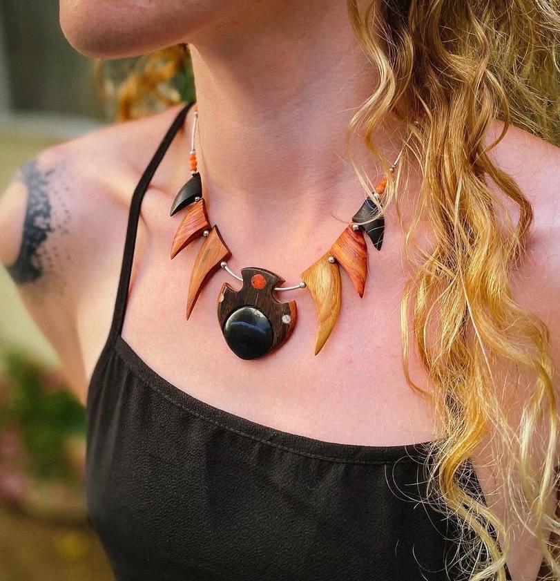 Collana Statement Perline Osso Grosso e Legno con Cordone di Gomma Nera Collana Statement Perline Osso Grosso e Legno con Cordone di Gomma Nera