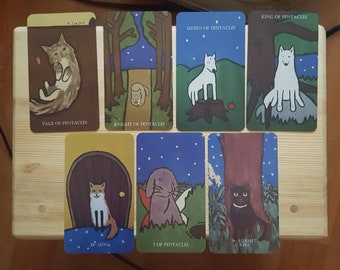 Peut inclure: Un jeu de dix cartes de tarot avec des illustrations de chats et de chiens dans différentes poses. Les cartes sont disposées en deux rangées de cinq. Les cartes sont toutes dans un style similaire, avec un fond blanc et des contours noirs. Les cartes sont toutes numérotées et portent le nom des cartes.