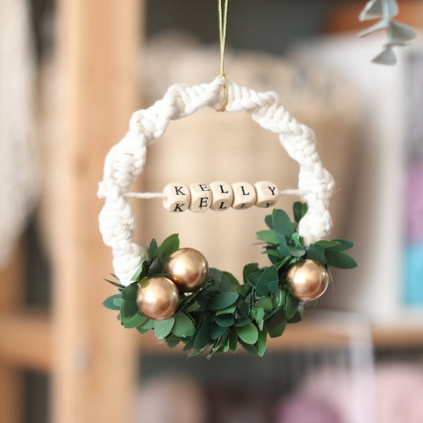 Gepersonaliseerde kerstkrans ornament, macrame krans met naam, aangepaste kerstboom decoratie, Boho Holiday Decor, Noel hangend cadeau