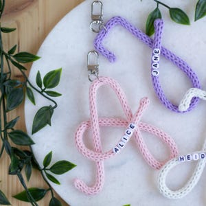 Chaveiro com inicial de nome personalizado - Letra de arame de malha - Pingente de bolsa com monograma Icord - Lembrancinhas de casamento - Presente personalizado para mamãe - Presente para o dia das mães