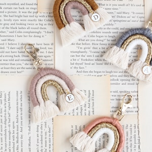Llavero arcoíris de macramé personalizado con letras de la A a la Z, llavero arcoíris con colgante del alfabeto, colores personalizados, regalo para el Día de la Madre.