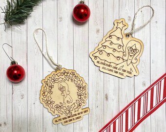 Puede incluir: Dos adornos navideños de madera con un personaje de dibujos animados con el texto "OG, PET SOBE HEAVYLITOL ON MY DETY ARE DOIS TY, COCET" y "OL, EVERTEODY LOOK AT TES TREE ALL I LOVE THIS TRUE".