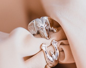 Anillo de perro salchicha personalizado con nombre grabado, hecho y coloreado a mano en Italia. Regalo de plata 925 / bronce oro 18 kt.