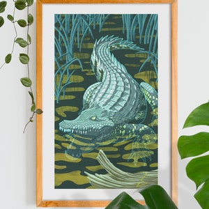Könnte beinhalten: Eine gerahmte Illustration eines Krokodils in einer sumpfigen grün-blauen Umgebung. Das Krokodil ist in einem realistischen Stil mit detaillierten Schuppen und einem bedrohlichen Ausdruck dargestellt.