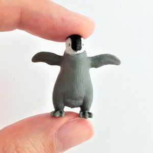 Petite figurine de bébé pingouin - Poussin de pingouin en plastique souple pour diorama ou terrarium - Manchot empereur miniature réaliste - Mini jouet oiseau sauvage