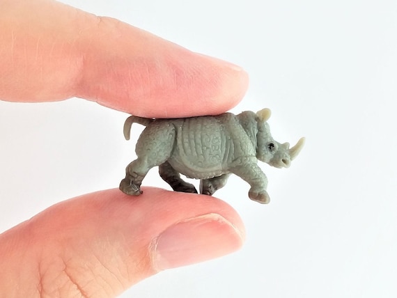 Tiny Tree Frog Figurine Soft Plastic Animal for Fairy Garden, Diorama, or  Terrarium Realistic Miniature Red Eyed Treefrog Mini Toy 