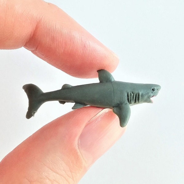 Tiny Great White Shark Figurine - Soft Plastic Animal for Diorama or Aquarium - Realistic Miniature Ocean Figure - Mini Wild Fish Toy