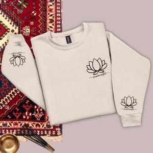 Sudadera Namaste / Jersey de bolsillo Lotus / Top de yoga Gildan 18000 / Ropa budista minimalista / Estampado en las mangas