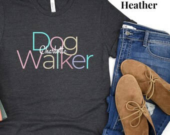 Personalisiertes Walker Shirt | Benutzerdefinierte Name Haustiersitter Geschenk vom Hund | Tierliebhaber Grafik T-Shirt | Pastell Schrift | Schwarzer Hund
