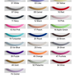 Pu&ograve; includere: Scheda colori con una variet&agrave; di colori di cordoncino, tra cui bianco, lilla, giallo, grigio, cammello, rosso, blu navy, nero, rosa, rosa acceso, pesca, verde mela, turchese, reale, marrone, blu ghiaccio, avorio, argento, viola, arancione, fucsia, oro, pistacchio, vino e orchidea. Il testo recita "CF000 Color Card".
