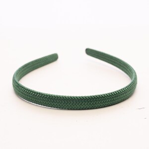 Pu&ograve; includere: Una fascia per capelli verde scuro con una trama intrecciata simile a una corda. Il design aperto &egrave; semplice ed elegante, adatto a varie acconciature. La fascia &egrave; realizzata in un materiale resistente ed &egrave; di colore pieno.