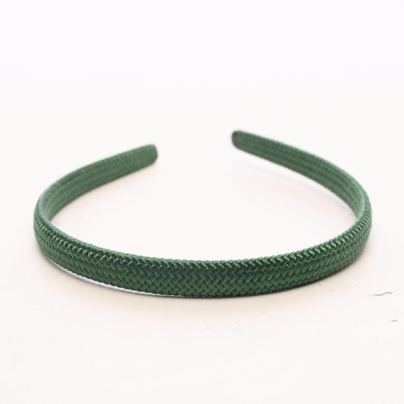 Pu&ograve; includere: Una fascia per capelli verde scuro con una trama intrecciata simile a una corda. Il design aperto &egrave; semplice ed elegante, adatto a varie acconciature. La fascia &egrave; realizzata in un materiale resistente ed &egrave; di colore pieno.