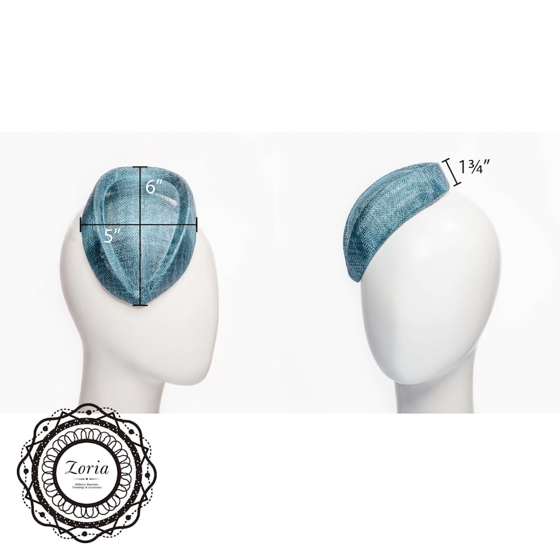 Op de afbeelding: Een blauwgroene, druppelvormige fascinatorhoed met een geweven textuur. De hoed is 6 inch lang, 5 inch breed en 1,75 inch hoog. Het Zoria-logo wordt weergegeven in een cirkelvormig decoratief kader in de linkerbenedenhoek.