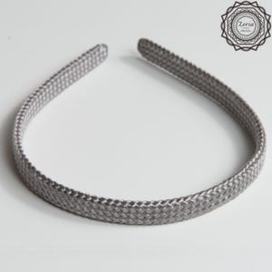 Pu&ograve; includere: Una fascia per capelli grigia intrecciata con un aspetto strutturato. La fascia &egrave; di un colore unico e presenta un design semplice ed elegante. L'accessorio &egrave; adatto a varie acconciature e occasioni.