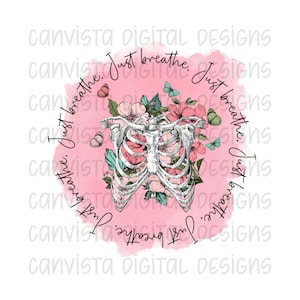 Pu&ograve; includere: Uno sfondo acquerellato rosa con una gabbia toracica circondata da fiori e farfalle. Il testo "Just breathe. Just breathe. Just breathe. Just breathe." &egrave; ripetuto attorno alla gabbia toracica.