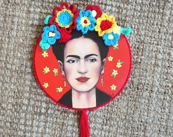 Ritratto tributo a Frida Kahlo di Frida con cornice decorativa con fiori all'uncinetto e cornice rotonda