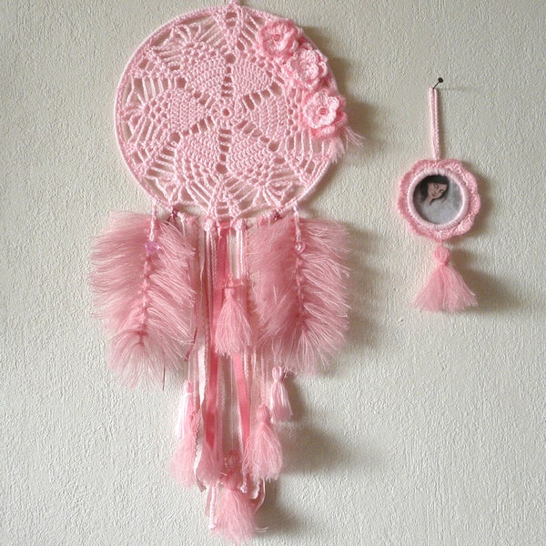 Grand attrape rêves rose dentelle crochet fleurs pompons perles cadre crochet rose portrait / déco enfant bébé cadeau