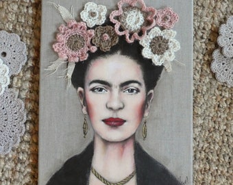 Ritratto tributo a Frida Kahlo di Frida in pittura acrilica e fiori all'uncinetto in filo di canapa