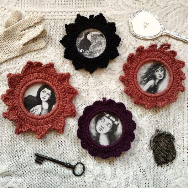 Cadre crochet avec illustration sur lin ancien noir et beige Auvergne Puy de Dome portrait de fille Toucan